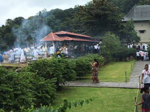 Füstölő gyújtás, Kandy (Fotó: Várszegi Eszter)